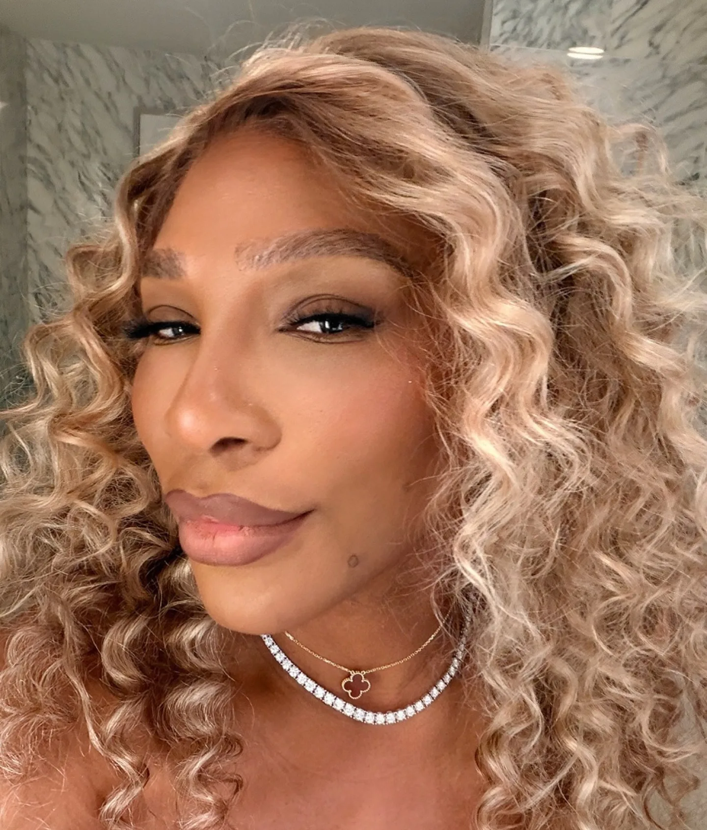 Close up of Serena Williams with curly blonde hair