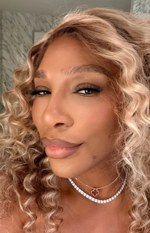 Close up of Serena Williams with curly blonde hair
