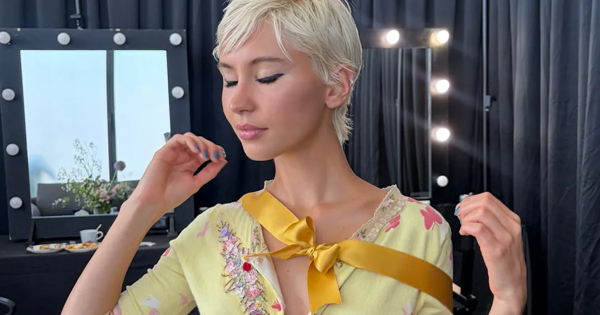 Iris Law kennt das Geheimnis, wie man kleine Sommercardigans stylt