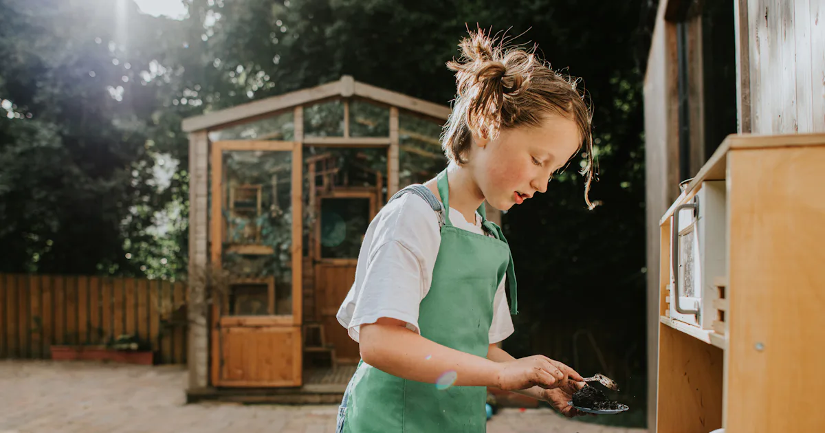An Expert Says *This* Matters More Than Age When Letting Kids Play Outside Solo