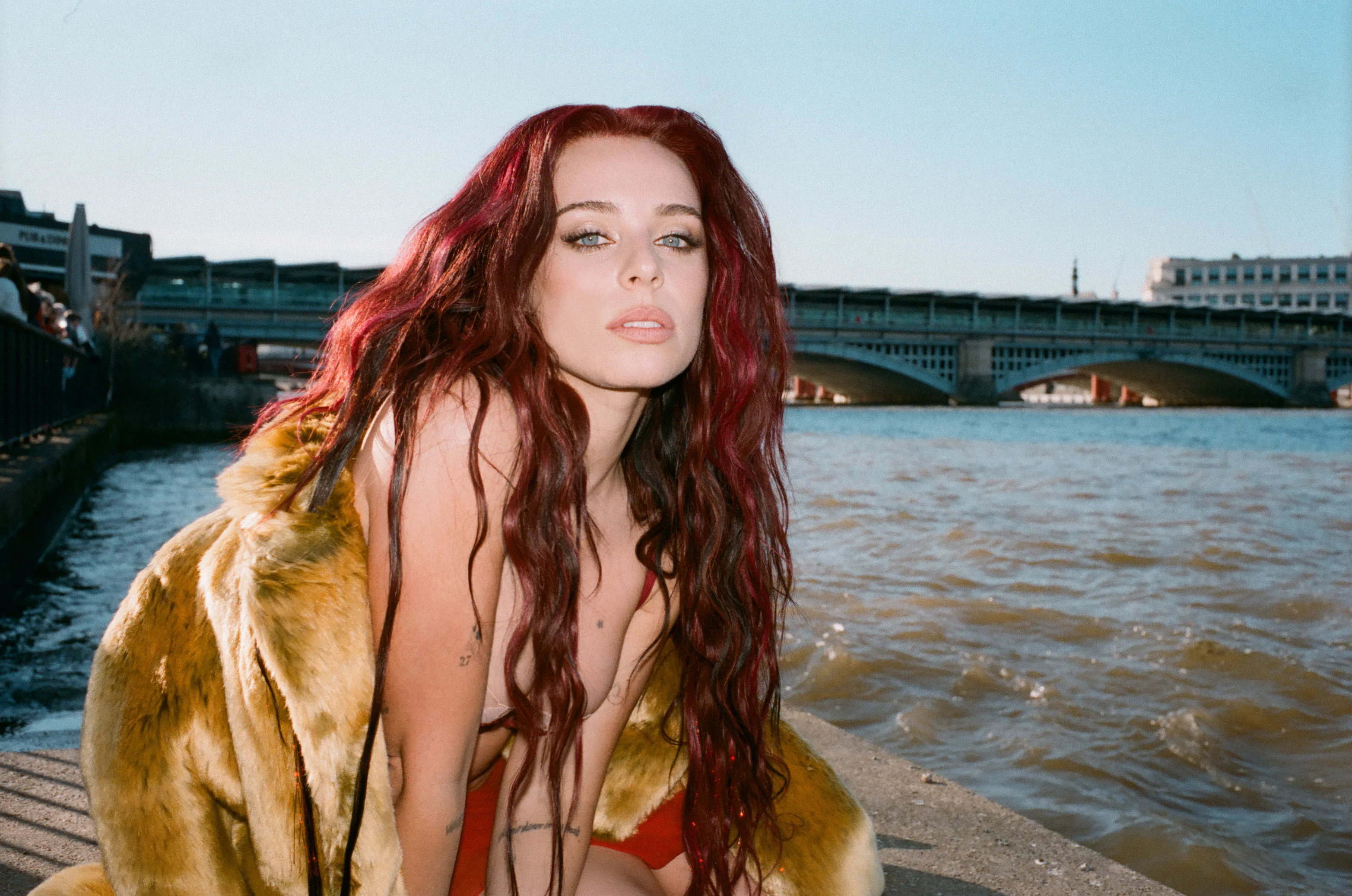 The singer Rose Gray