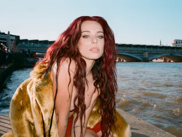 The singer Rose Gray