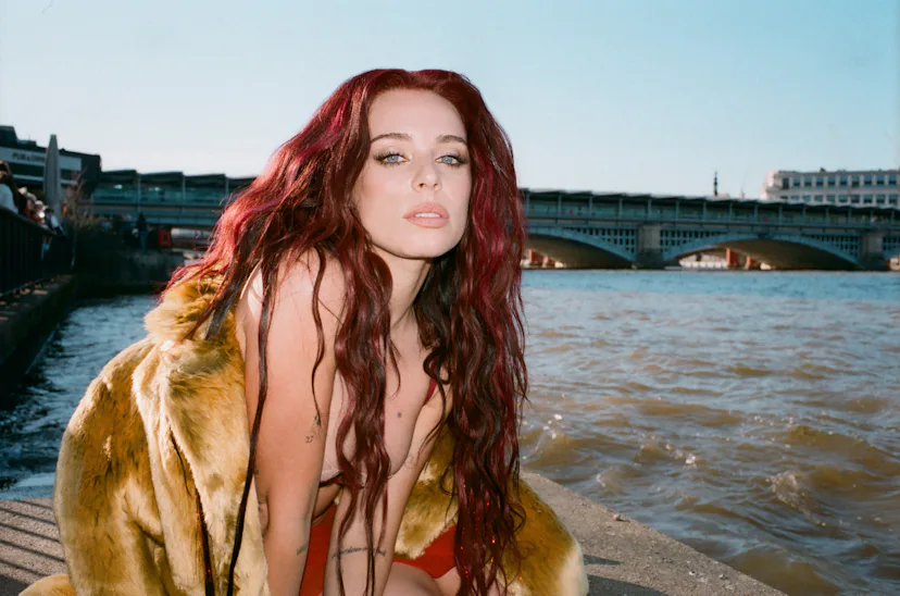 The singer Rose Gray
