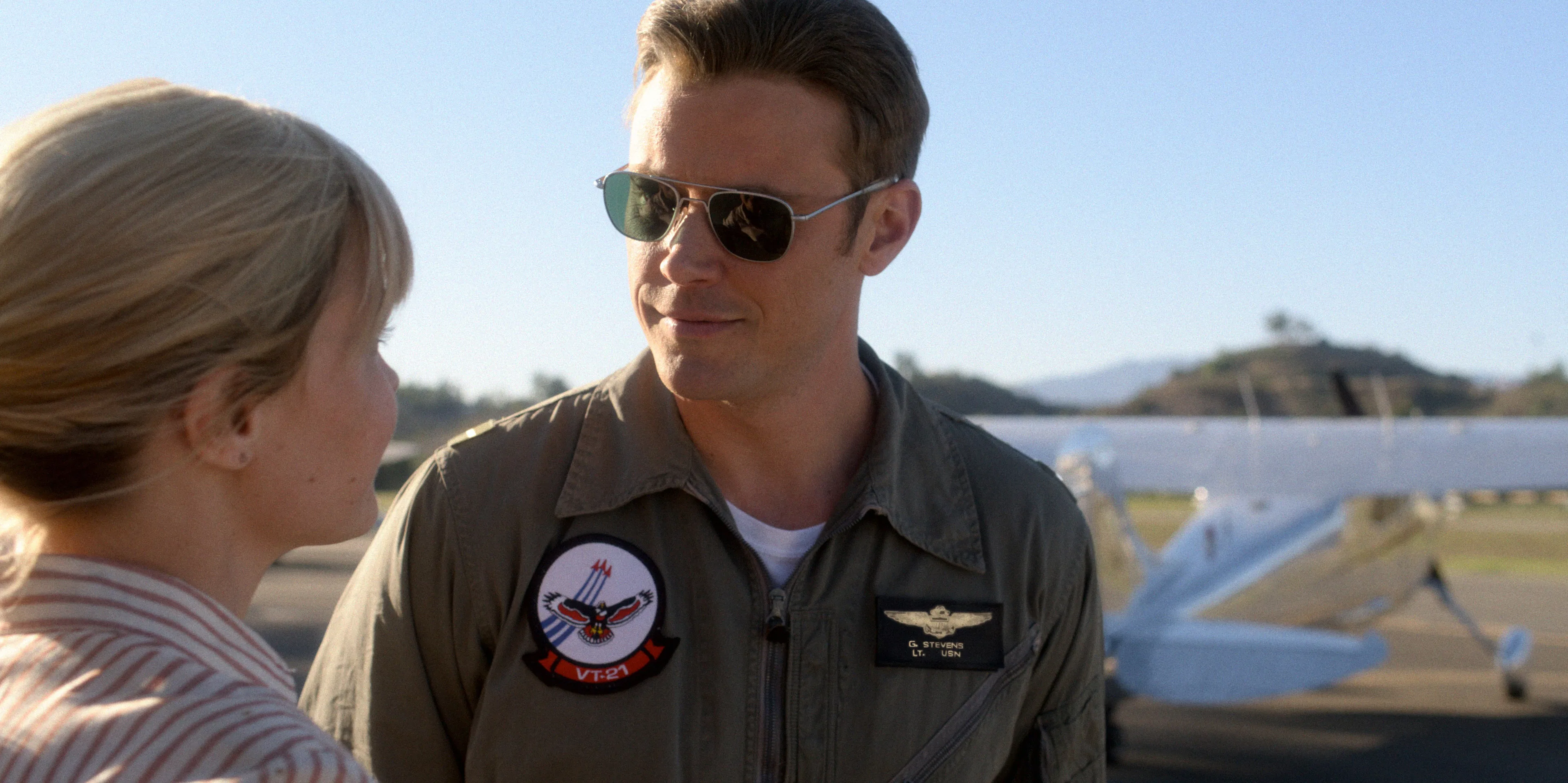 Michael Dorman and Sarah Jones as Tracy and Gordo in 'For All Mankind.'