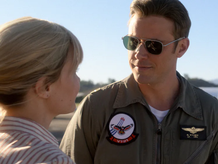 Michael Dorman and Sarah Jones as Tracy and Gordo in 'For All Mankind.'