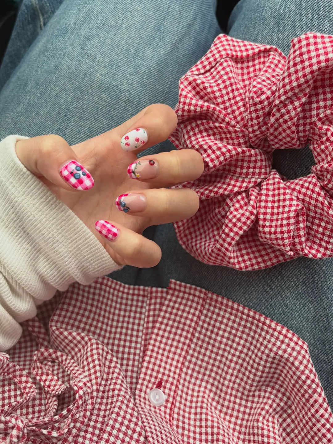 Gingham nails bring picnic-core energy to your fingertips.