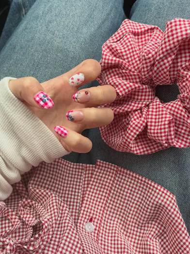 Gingham nails bring picnic-core energy to your fingertips.
