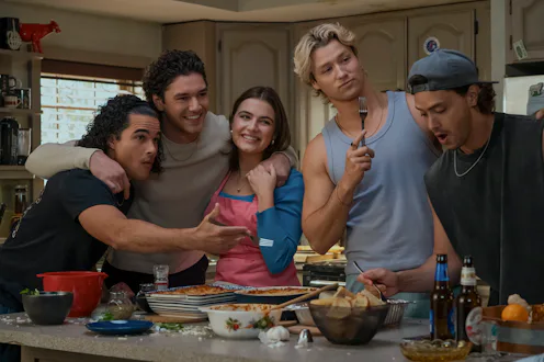 Tucker, Garrett, Hannah, Dean, and Logan in Off Campus. Photo via Prime Video