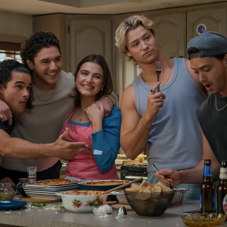 Tucker, Garrett, Hannah, Dean, and Logan in Off Campus. Photo via Prime Video