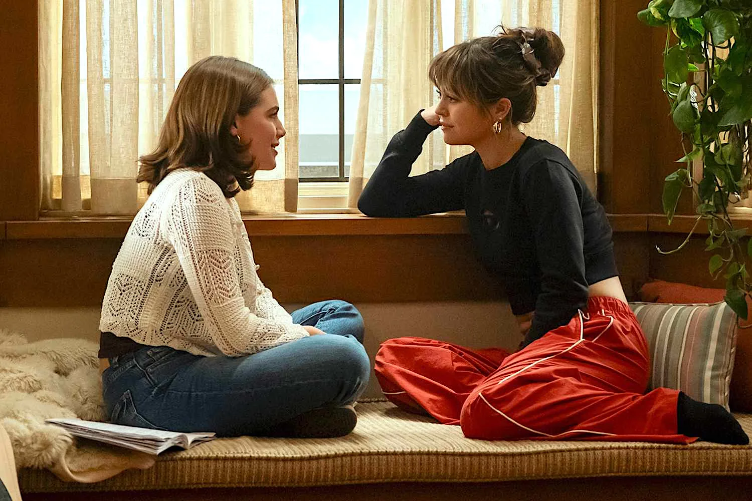 'Off Campus' costume designer defends Hannah's "cheugy" millennial style.