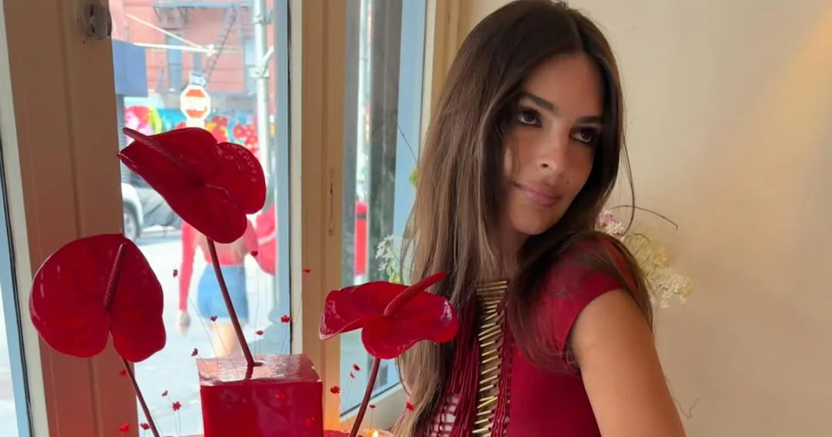 Emily Ratajkowski trieb es mit Cut-outs an ihrem 35. Geburtstag auf die ...