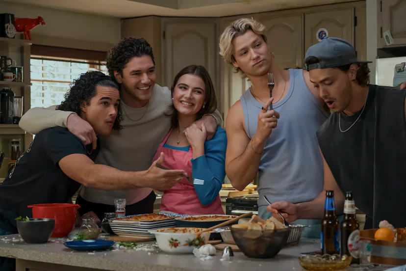 Tucker, Garrett, Hannah, Dean, and Logan in Off Campus. Photo via Prime Video