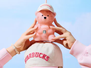 Starbucks has a new (pink!) Bearista cold cup.