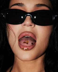 Kylie Jenner wears her Meta Sunfire Glasses.