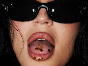 Kylie Jenner wears her Meta Sunfire Glasses.