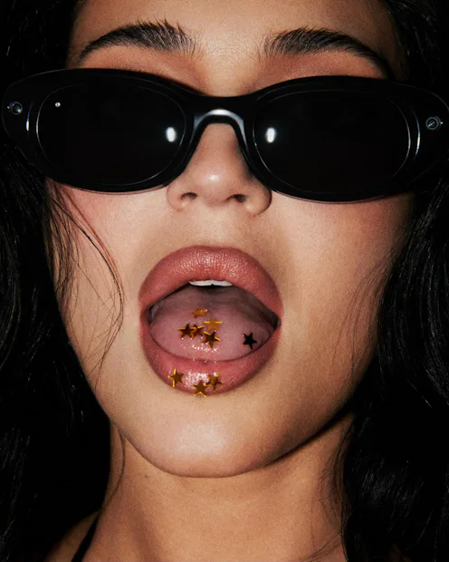 Kylie Jenner wears her Meta Sunfire Glasses.