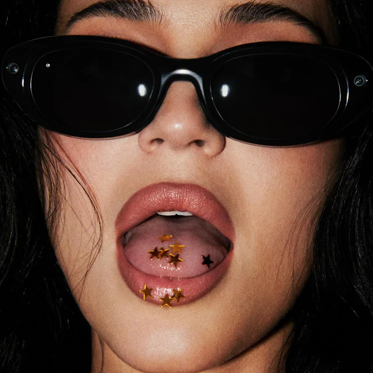 Kylie Jenner wears her Meta Sunfire Glasses.