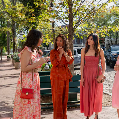 THE FIVE STAR WEEKEND -- Pictured: (l-r) D’Arcy Carden as Brooke, Regina Hall as Dru-Ann, Gemma Chan as Gigi, ChloΓ« Sevigny as Tatum, Jennifer Garner as Hollis.