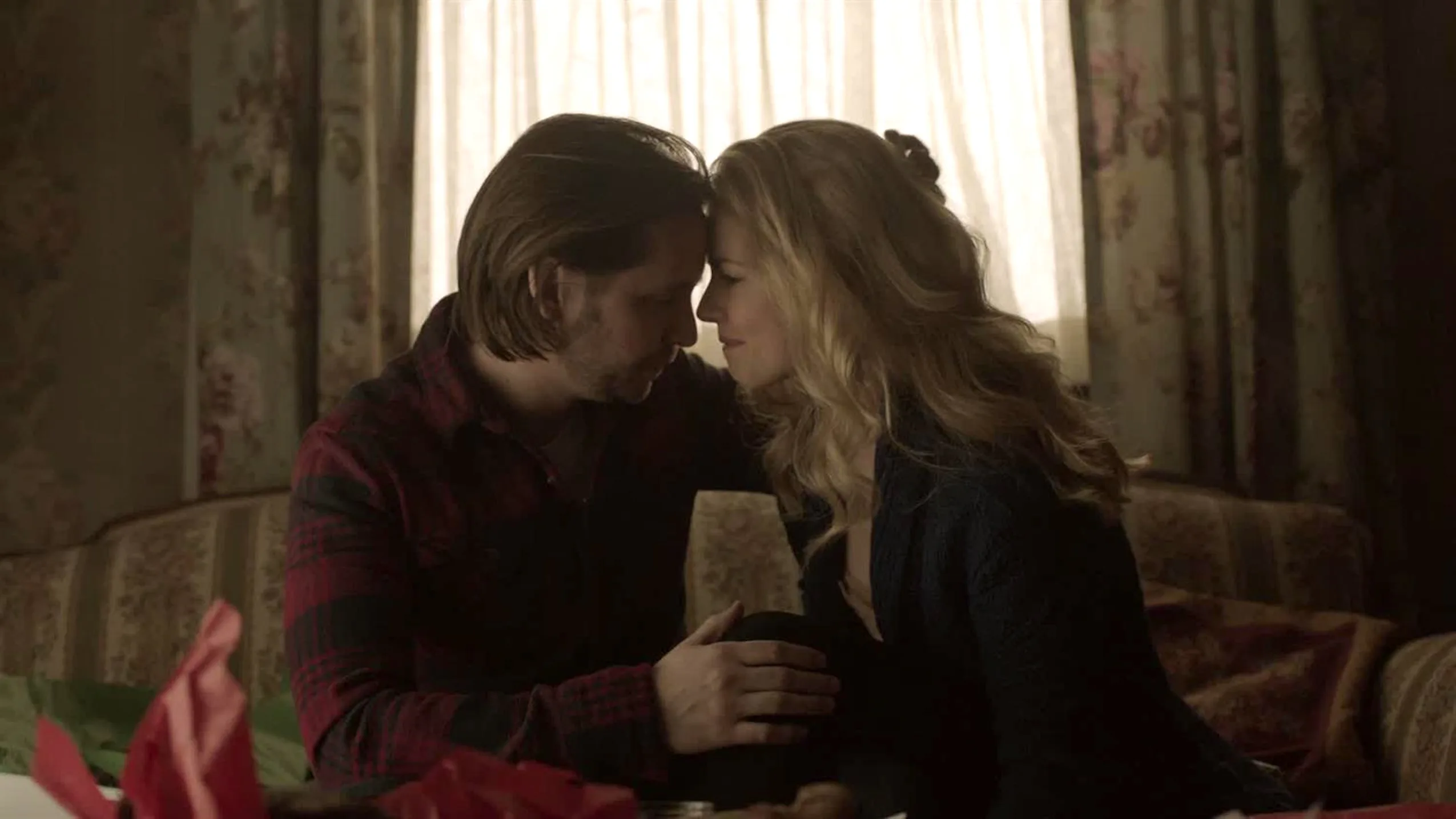 Aaron Standford and Amanda Schull in the Season 2 finale of '12 Monkeys.'