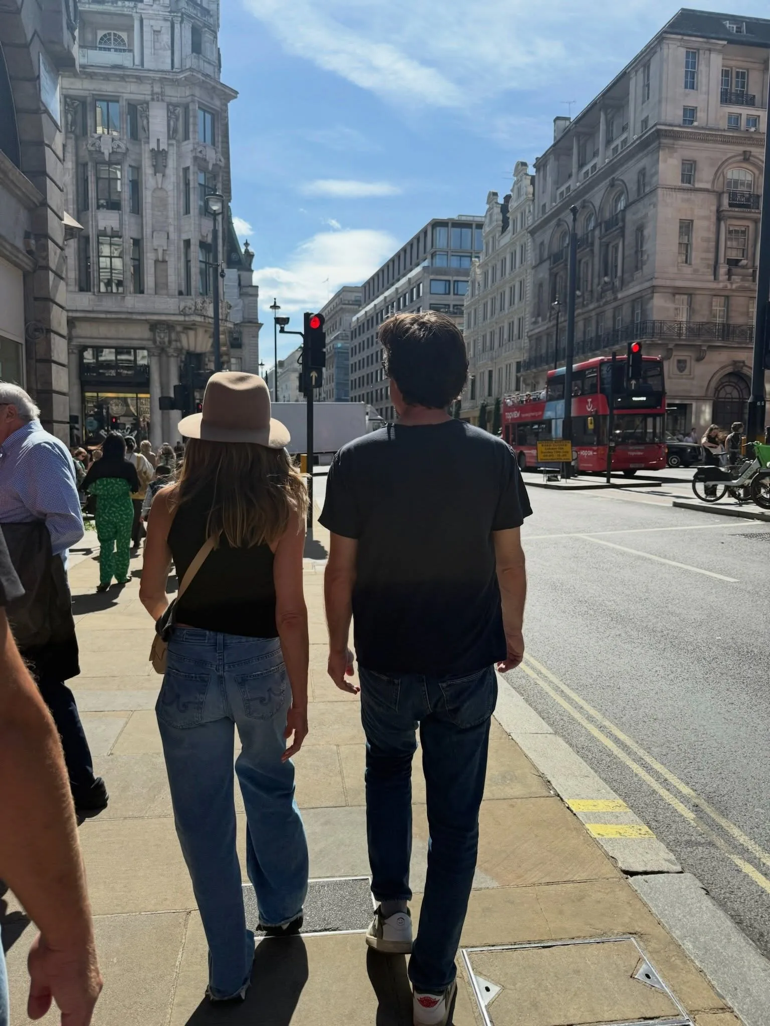 Jennifer Aniston, Jason Bateman, culture, celebrity, fashion, summer style, casual style, jeans, tan...