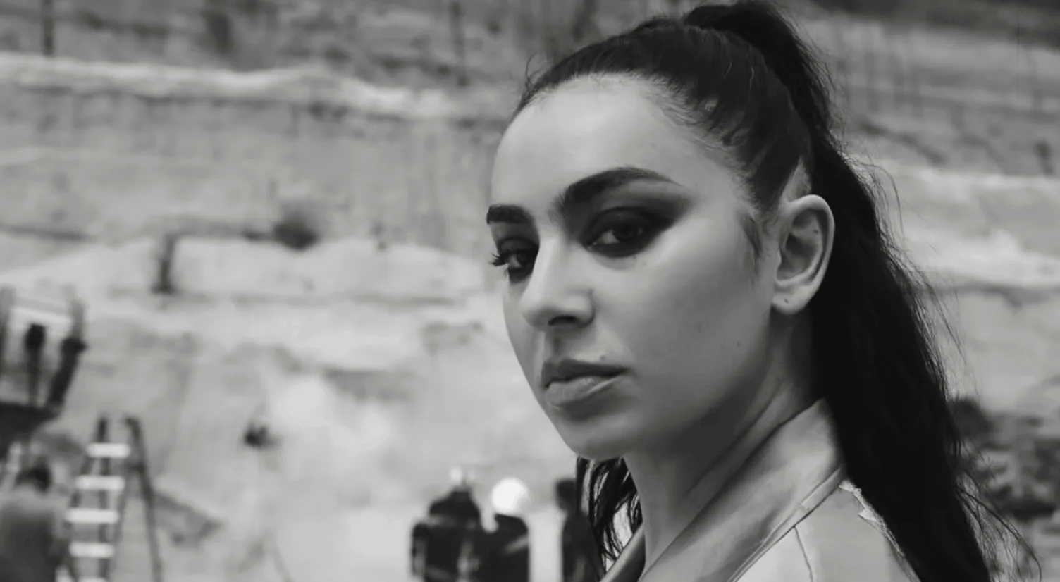 Charli xcx no videoclipe da câmera