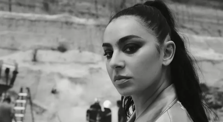 Charli xcx no videoclipe da câmera