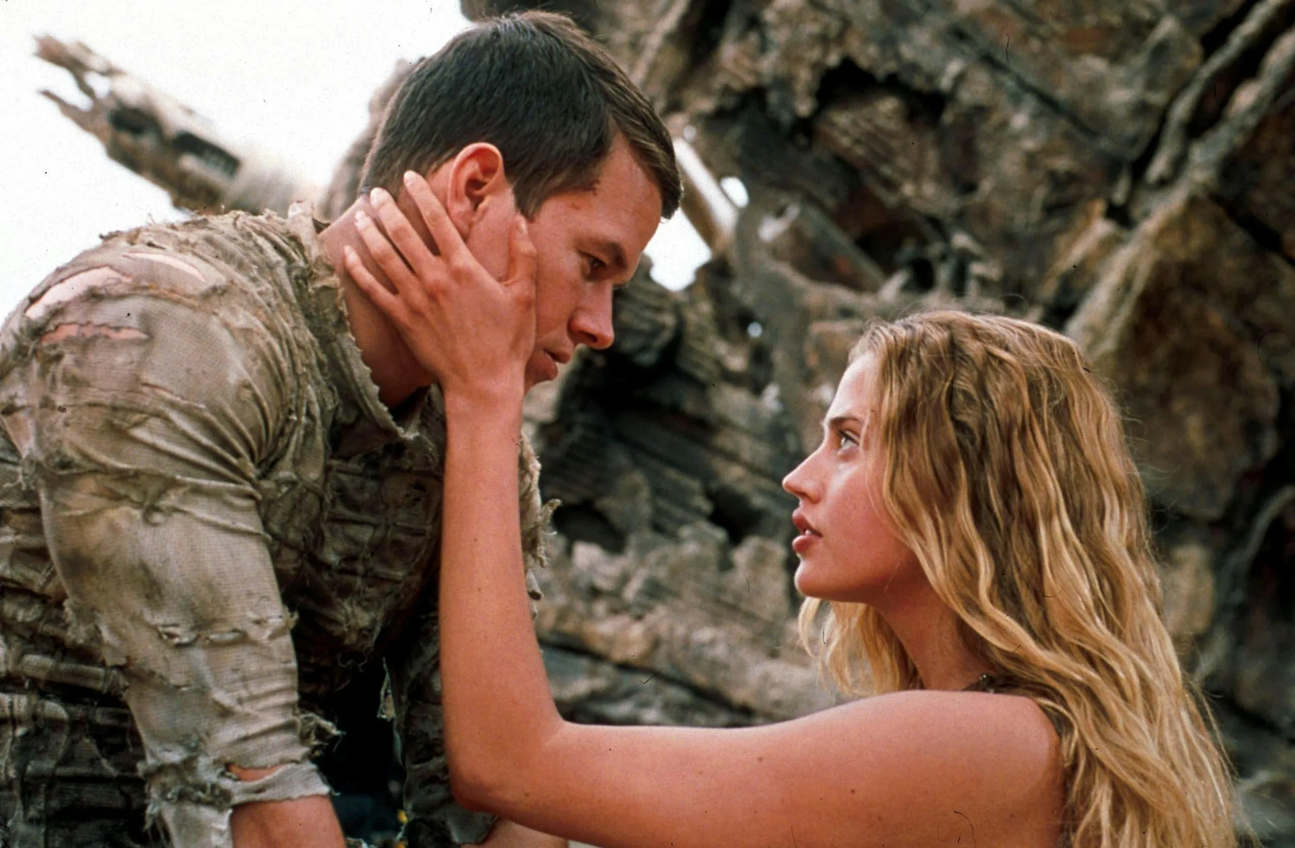 Jan. 1, 2011 - K22618ES.SCENE FROM THE FILM ''PLANET OF THE APES''.MARK WAHLBERG & ESTELLA WARREN.SU...