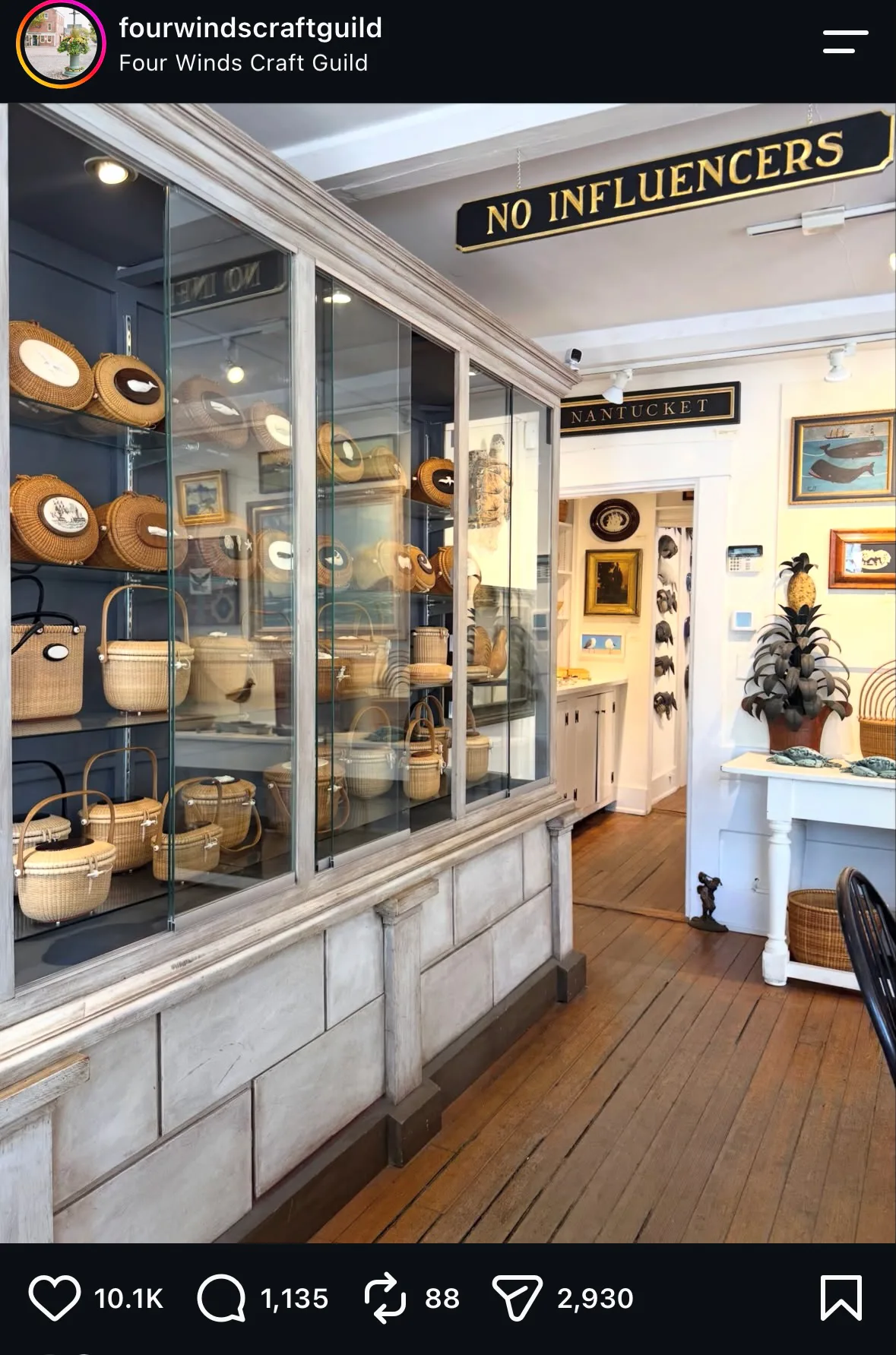 Four Winds Craft Guild店內掛出的No Influencers金色招牌