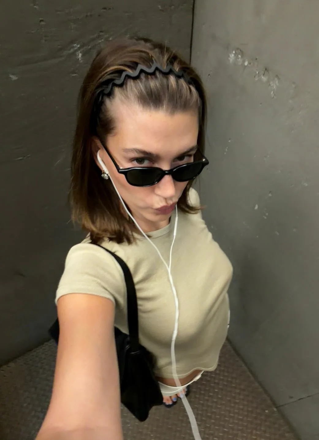 Hailey Bieber’s Go-To Summer Accessory Is Very ’90s-Coded