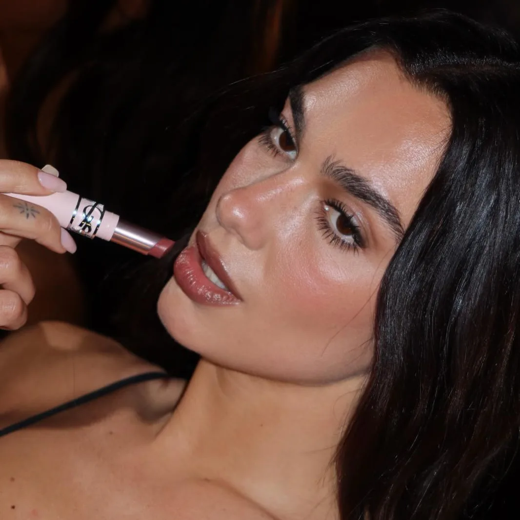 highlighter under-eye makeup hack