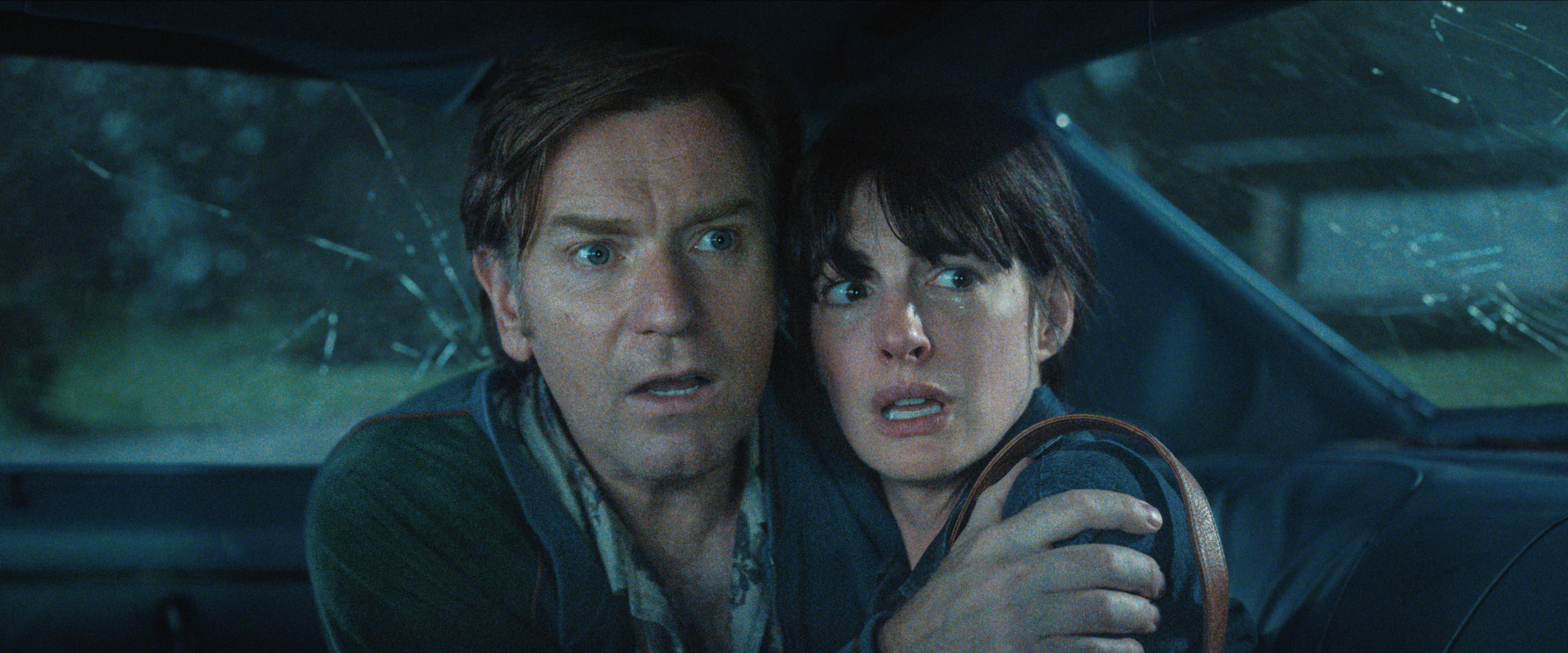 Ewan McGregor and Anne Hathaway in The End of Oak Street