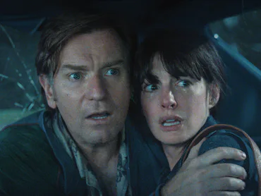 Ewan McGregor and Anne Hathaway in The End of Oak Street