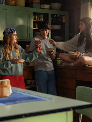 Ramona (Amélie Hoeferle), Ellis (Jacob Whiteduck-Lavoie), Annie Jacobson (Ella Rubin) in Season 1 o...
