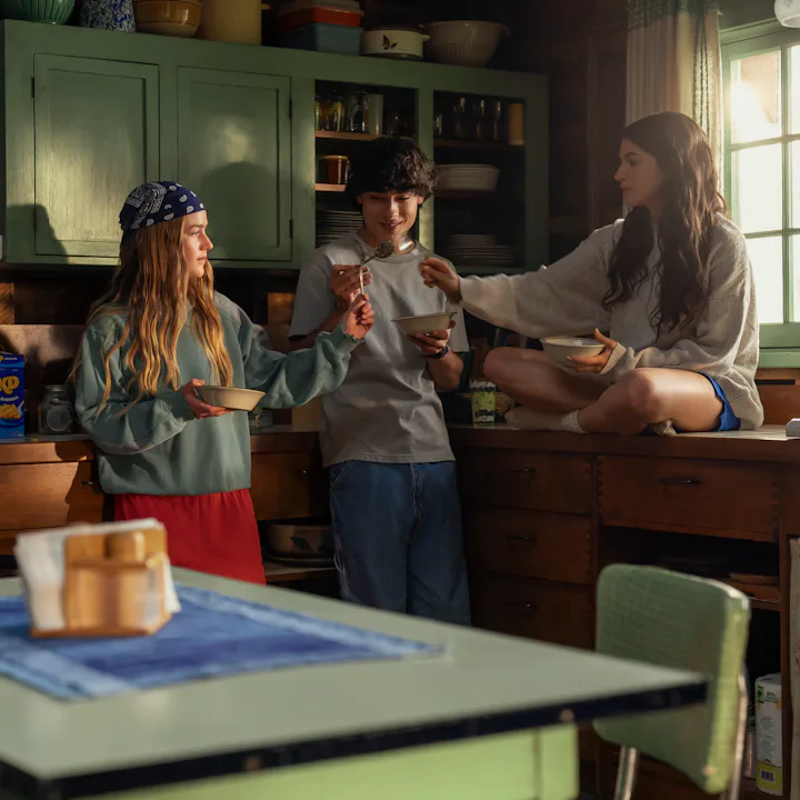 Ramona (Amélie Hoeferle), Ellis (Jacob Whiteduck-Lavoie), Annie Jacobson (Ella Rubin) in Season 1 o...