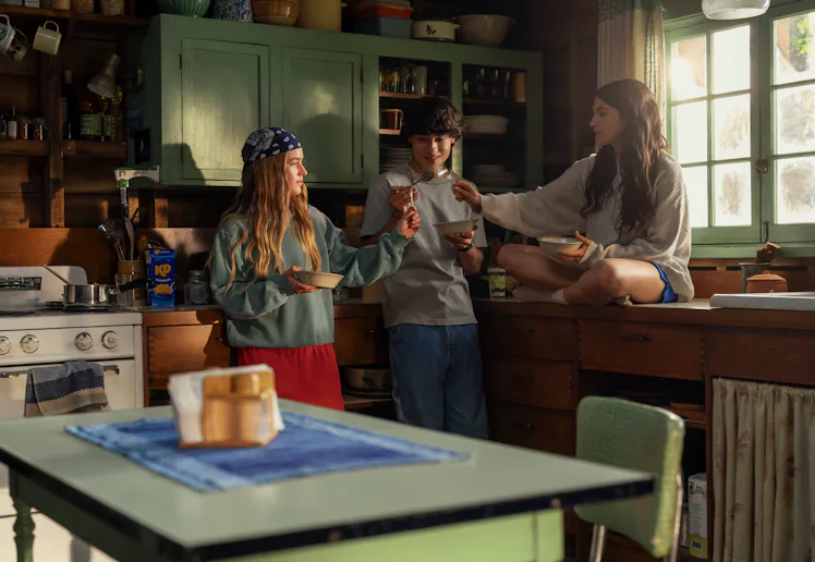 Ramona (Amélie Hoeferle), Ellis (Jacob Whiteduck-Lavoie), Annie Jacobson (Ella Rubin) in Season 1 o...