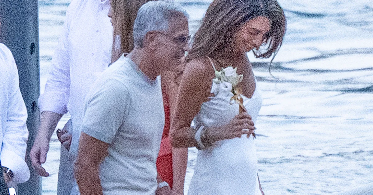 George und Amal Clooney im Partnerlook in Weiß bei einem Ausflug am Comer ...