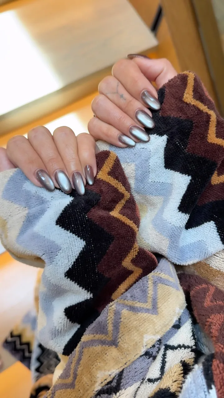 Celebrity Velvet Manicure Ideas 