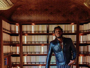 Leon Bridges in a library