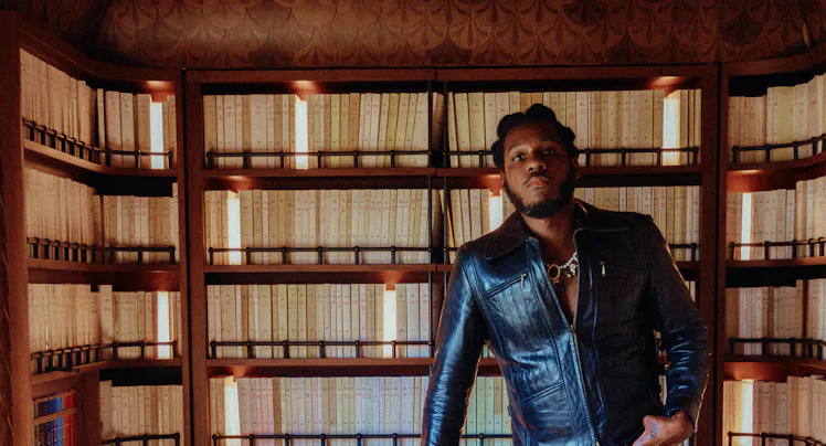Leon Bridges in a library