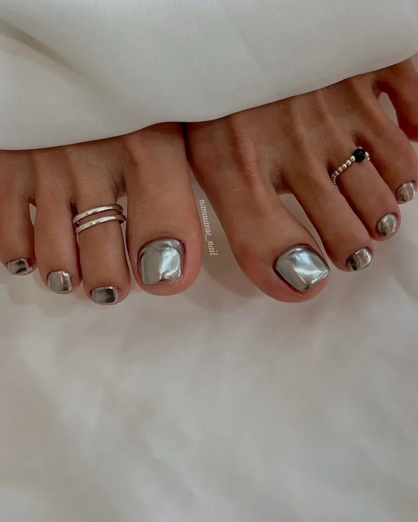 chrome pedicure and toe rings