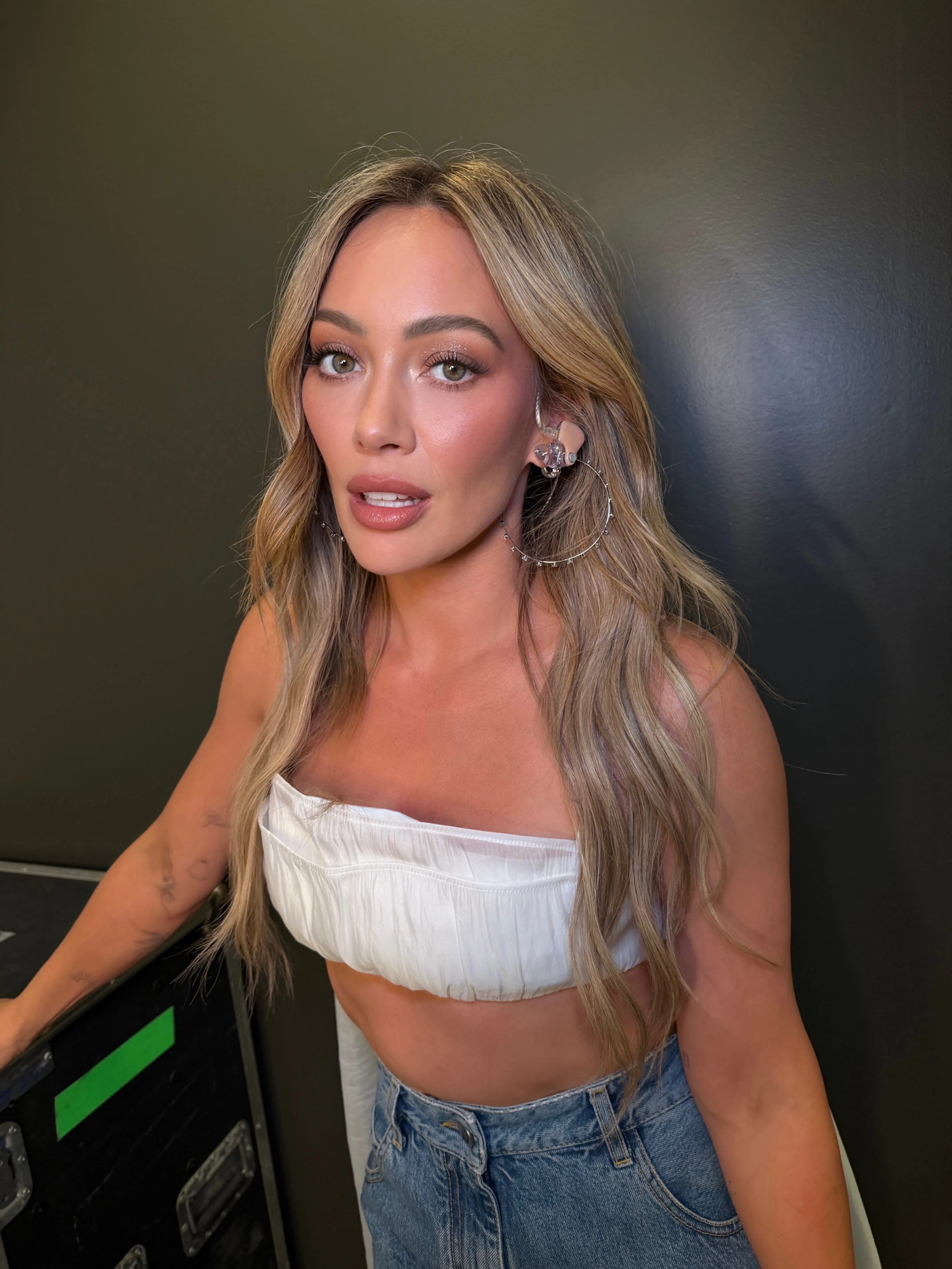 Behind Hilary Duff's 'Lucky Me' tour glam, courtesy of her makeup artist.