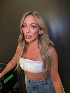 Behind Hilary Duff's 'Lucky Me' tour glam, courtesy of her makeup artist.