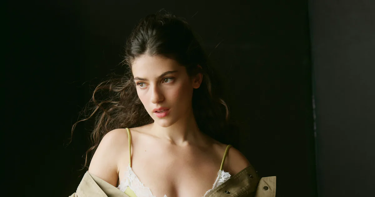 Ella Rubin as Annie Jacobson in the series Sterling Point.