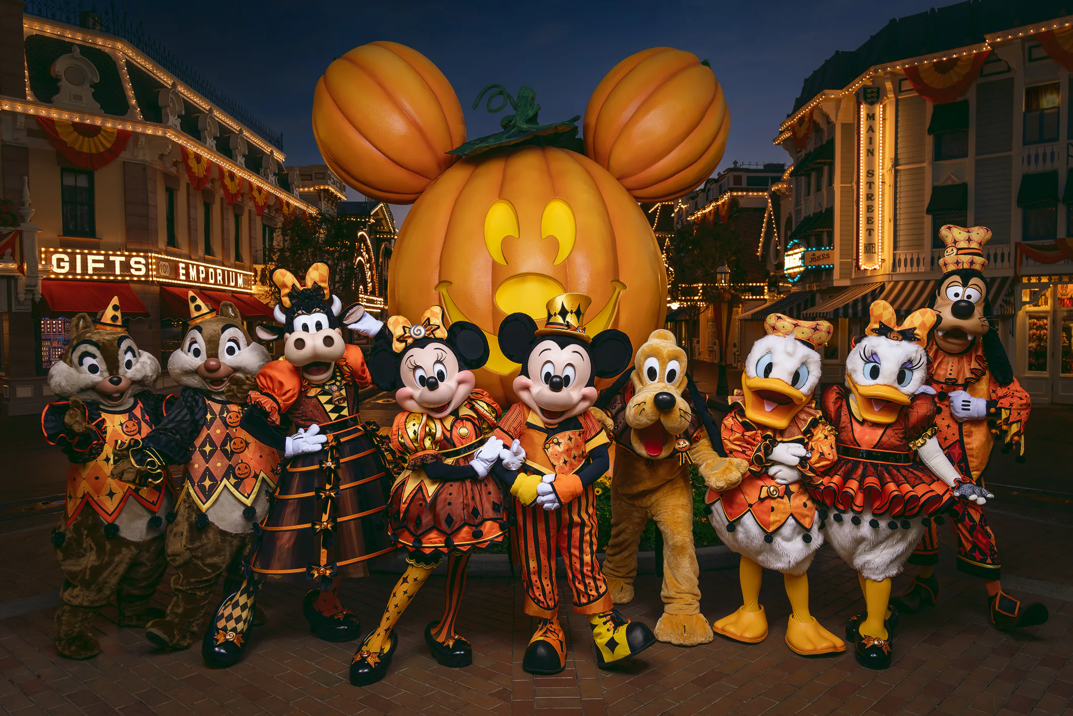 Disneyland is celebrating fall with Halloween Time at the Disney Resort. 