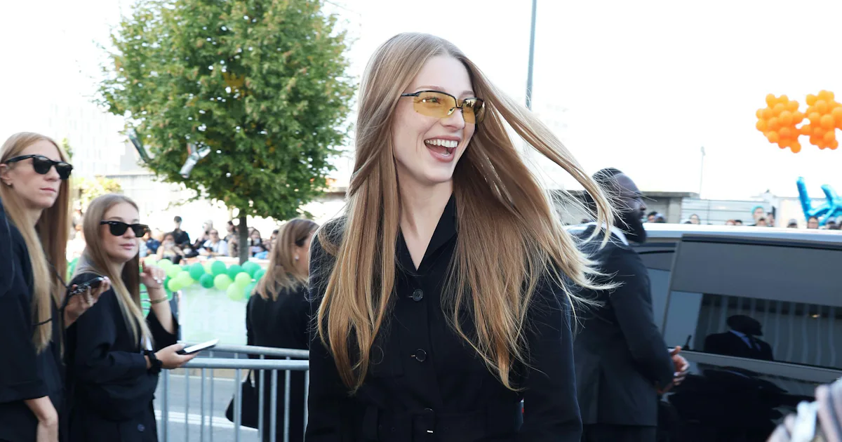 Hunter Schafer Channels Carolyn Bessette-Kennedy's Rainy Day Uniform at Prada