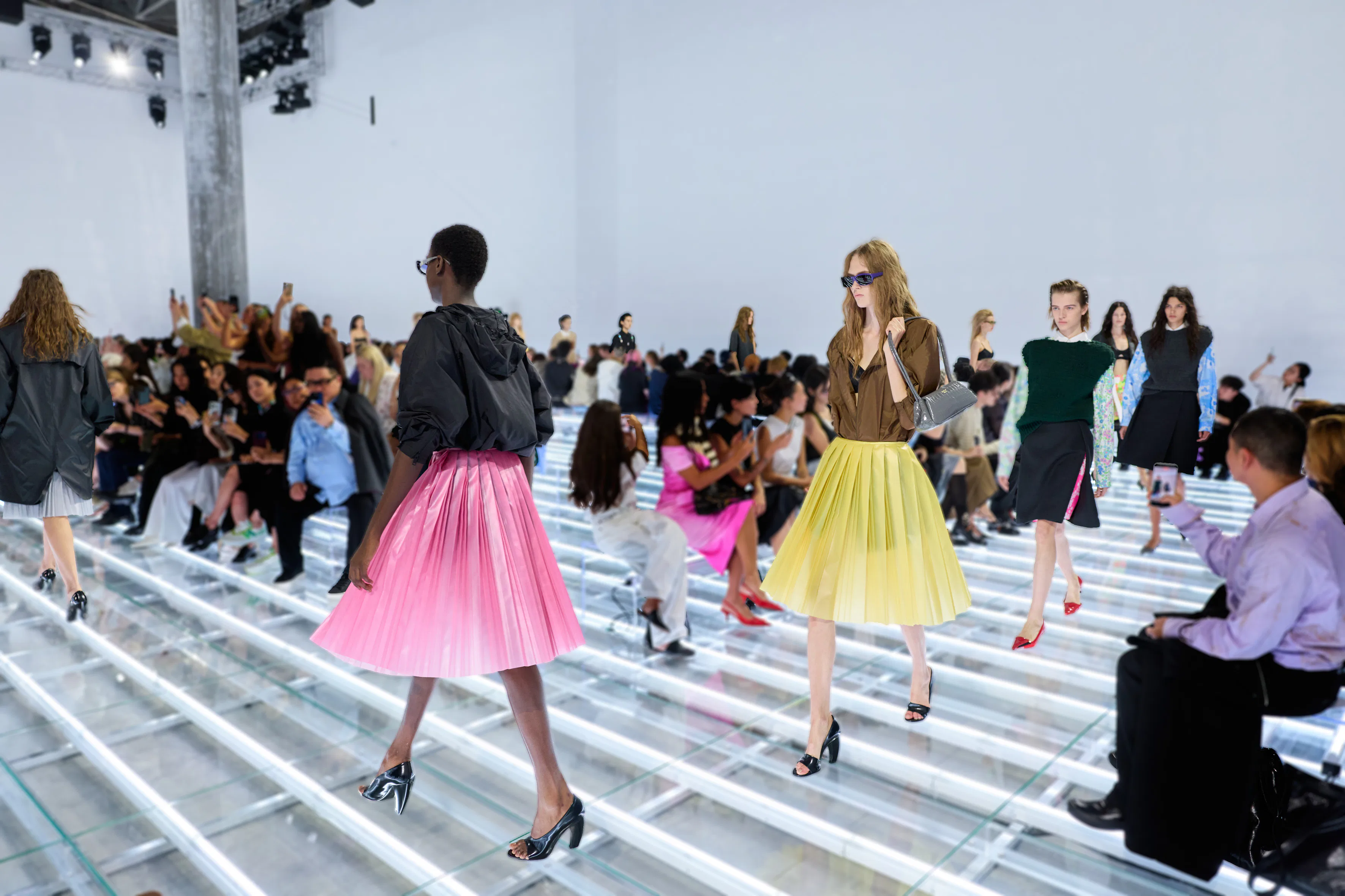 Pradas 63 Röcke, J.Crews 160 Barn-Jacken-Models & weitere Fashion-News