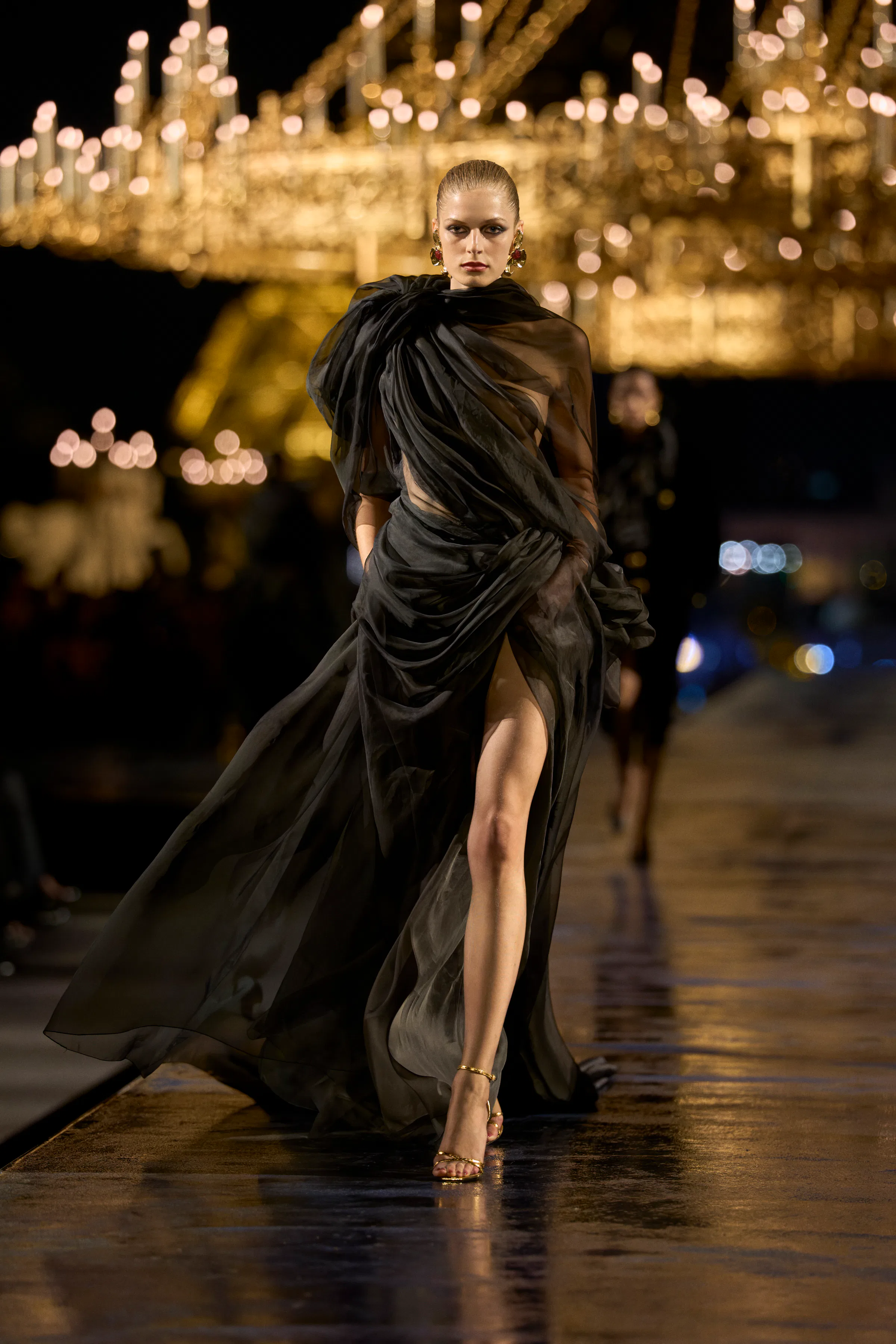 Paris Moda Haftası'nda sergilenen, Anthony Vaccarello tarafından tasarlanan Saint Laurent 2027 İlkbahar koleksiyonundan bir görünüm...