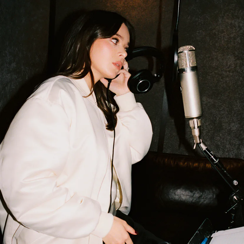Hailee Steinfeld Estée Lauder Glimmer fragrance campaign BTS