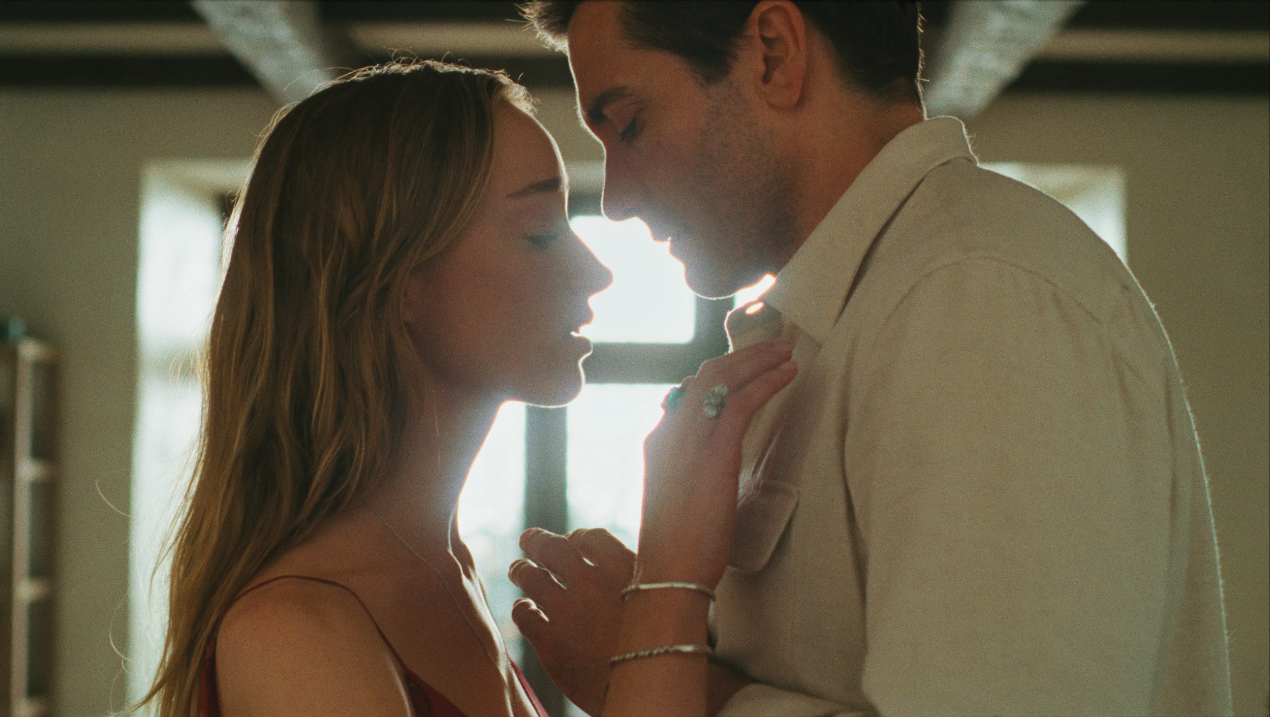 Phoebe Dynevor and Jake Gyllenhaal in Remain
