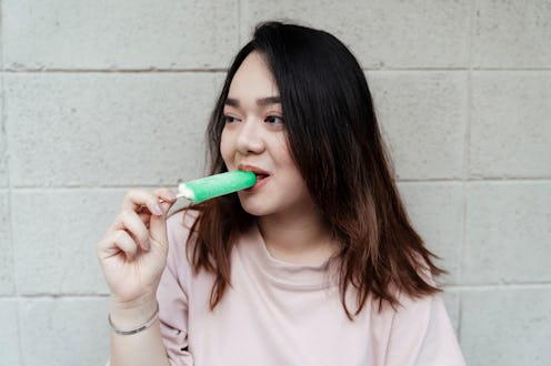 11 signs of a sugar sensitivity, according to experts.